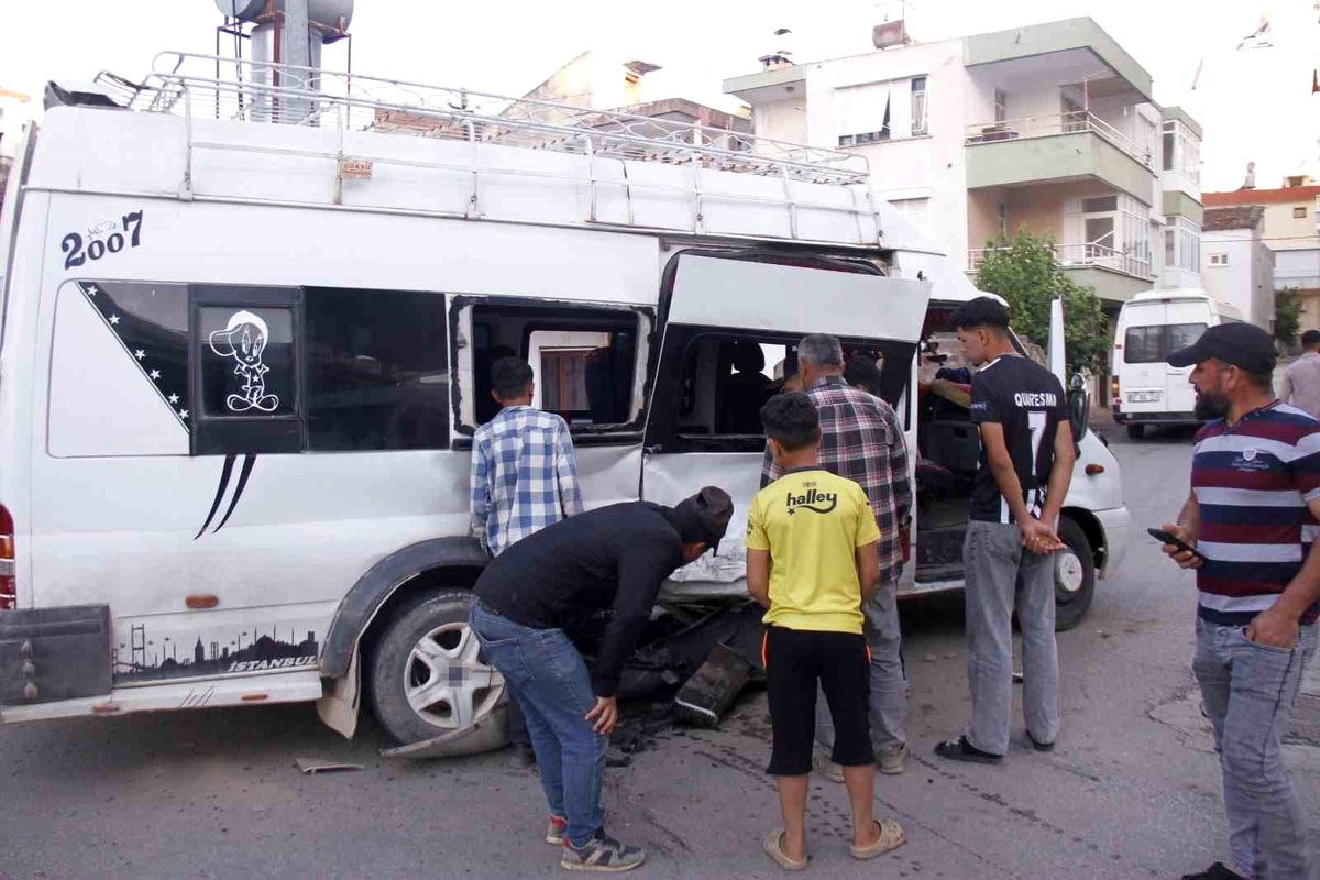 Antalya\'da Tarım İşçilerini Taşıyan Minibüsler Çarpıştı