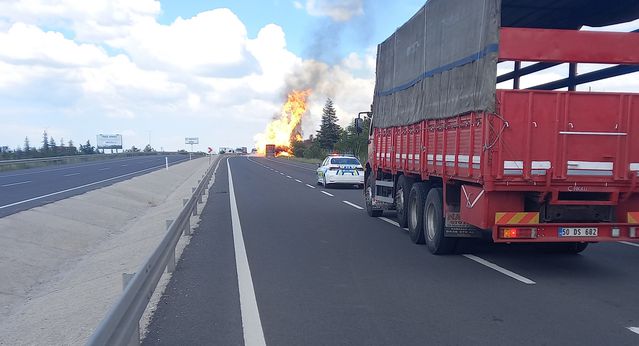 Aksaray'da TIR Yangını Ormanı Tehdit Ediyor