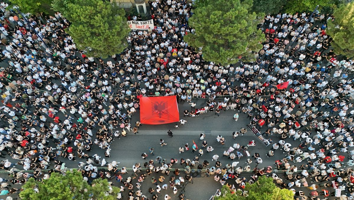 Arnavutluk\'ta Turizm Projesi Protesto Edildi