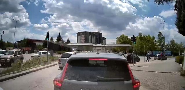 Eskişehir'de Yeşil Işığa Rağmen Trafik Kilitlendi
