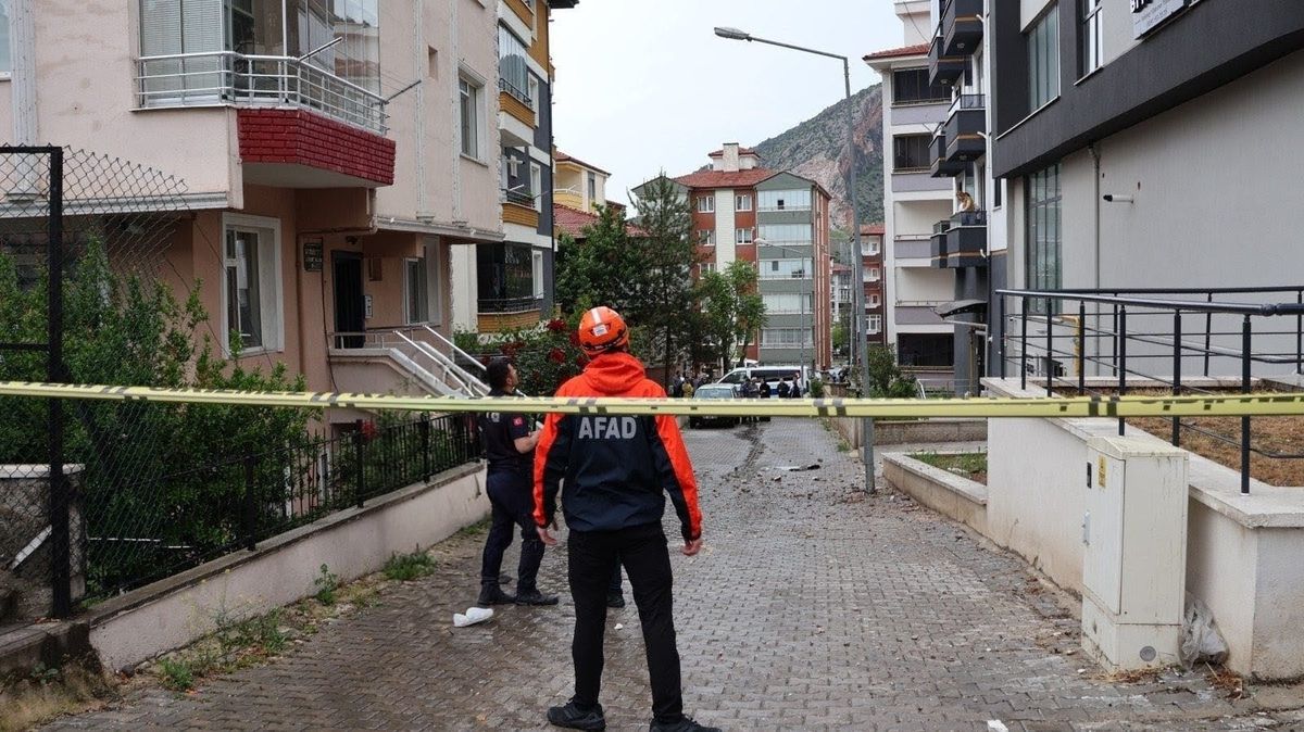 Amasya\'da Yıldırım Apartmana Isabet Etti