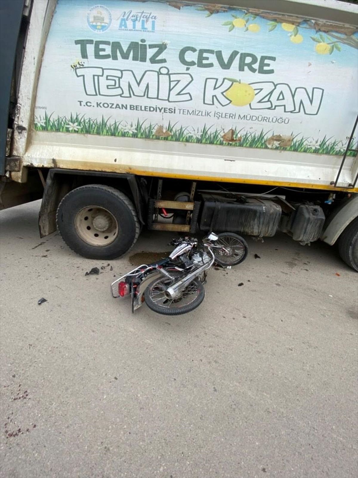 Kozan\'da Motosiklet Çöp Kamyonuna Çarptı
