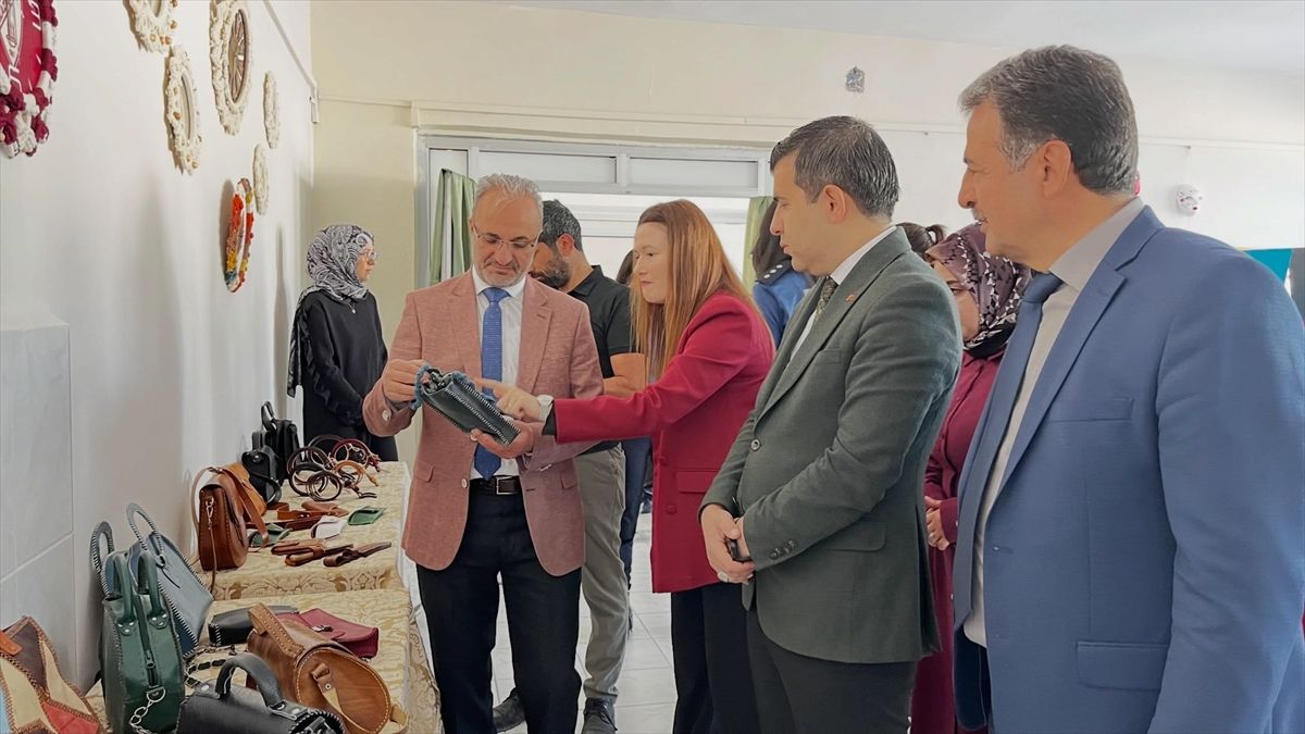 Ağın\'da Yıl Sonu Sergisi Açıldı