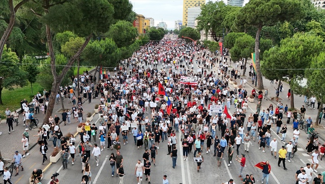 Tiran’da Trump bağlantılı turizm projesi protestosunda polis tazyikli su kullandı