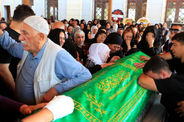 Baba ve 9 aylık oğlu aynı mezarda yan yana toprağa verildi