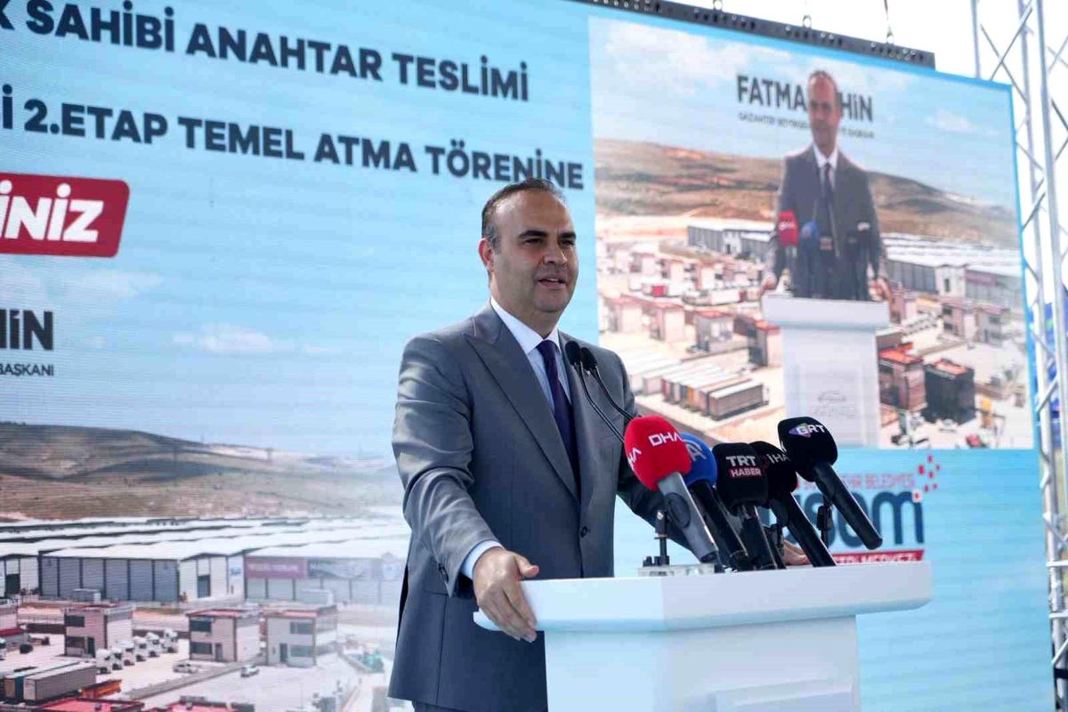 Bakan Kacır: "Türkiye olarak tarih sahnesine eskisinden çok daha kuvvetli ve çok daha iddialı çıkıyoruz"