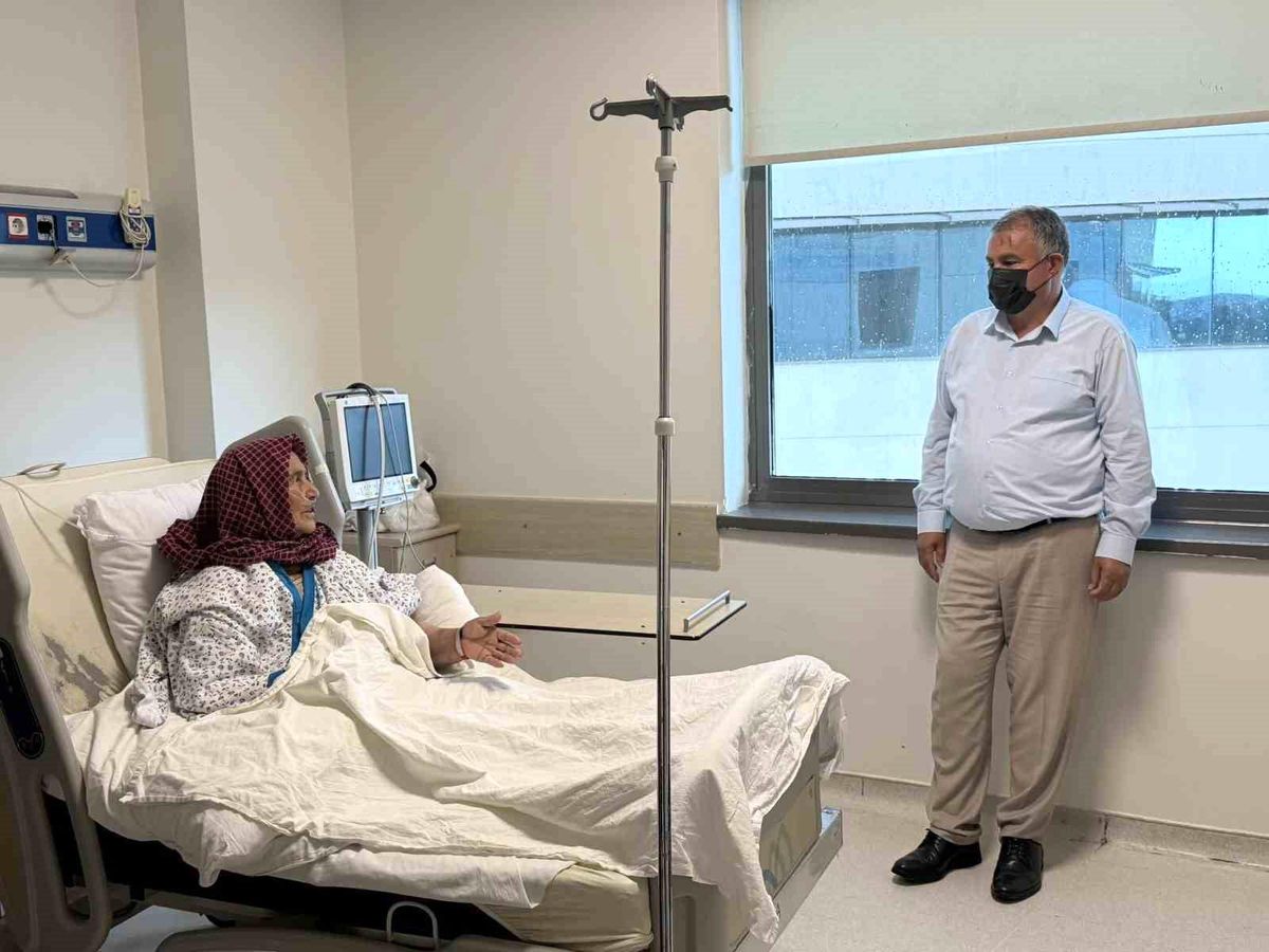 Başkan Pütün, Yaşayan İnsan Hazinesi Halime Özke\'ye hastanede ziyaret etti