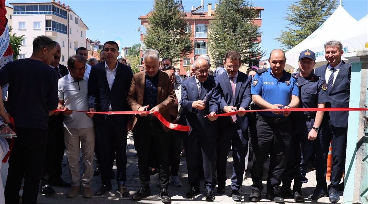 Beyşehir\'de halk eğitim yıl sonu sergisi açıldı