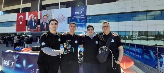 Burhaniyeli Öğrencilerden Robot Yarışmasında Büyük Başarı