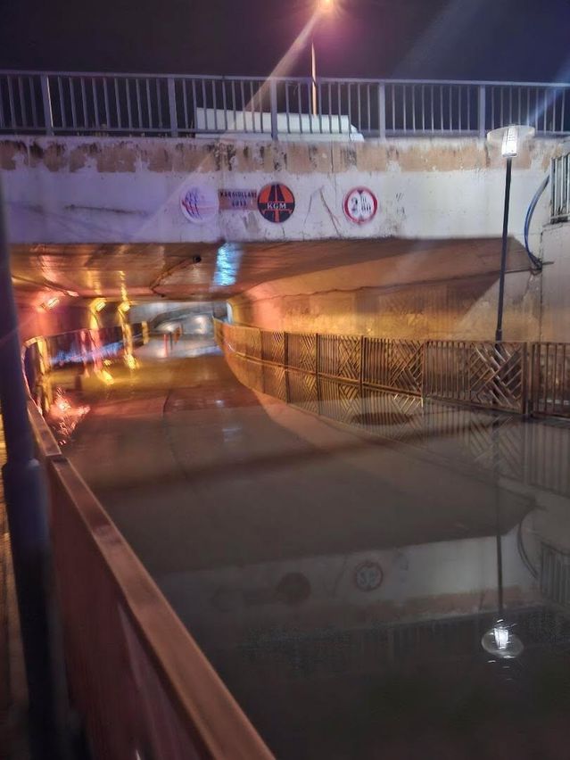 İnegöl'de Sel Sularında Çocuklar Oynadı