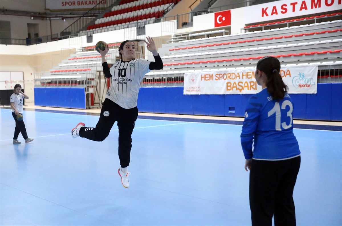 Kız öğrenci hentbol takımı 5 yılda 6 derece aldı