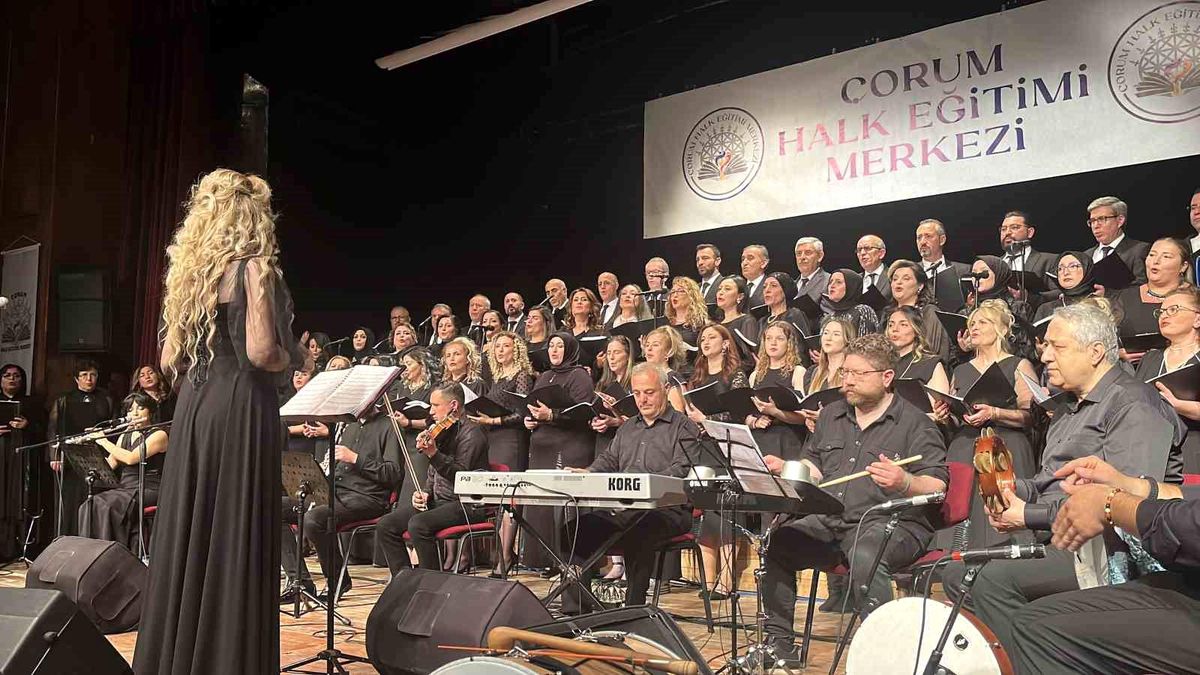 Çorum\'da Türk sanat müziği ve Türk halk müziği konseri sanatseverleri mest etti