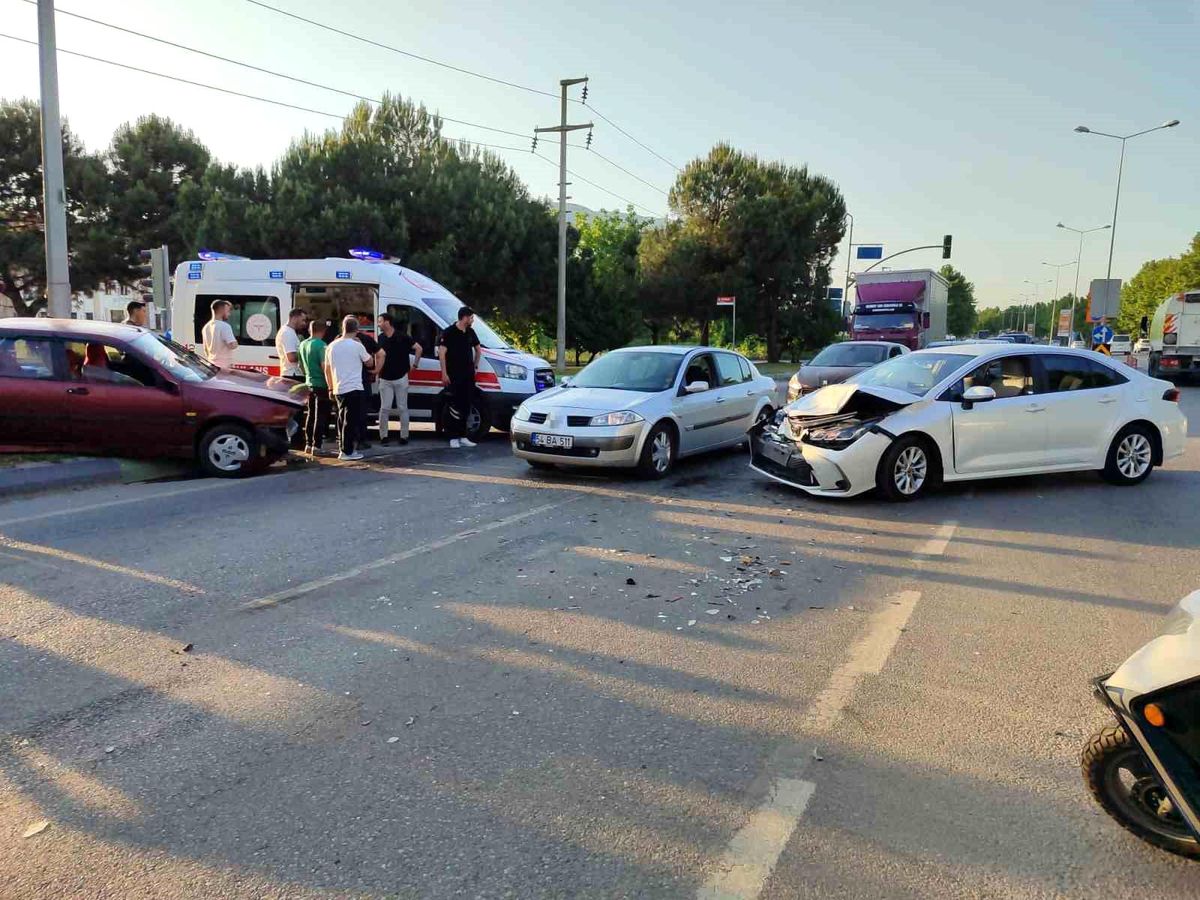 Adapazarı\'nda Trafik Kazası: 1 Yaralı