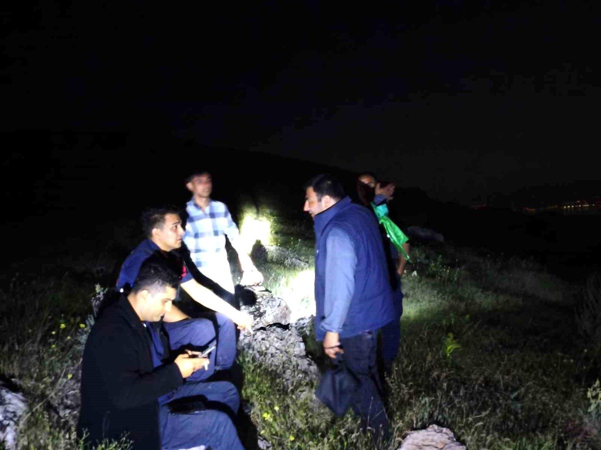 Elazığ\'da Mahsur Kalan Baba ve Oğul Kurtarıldı