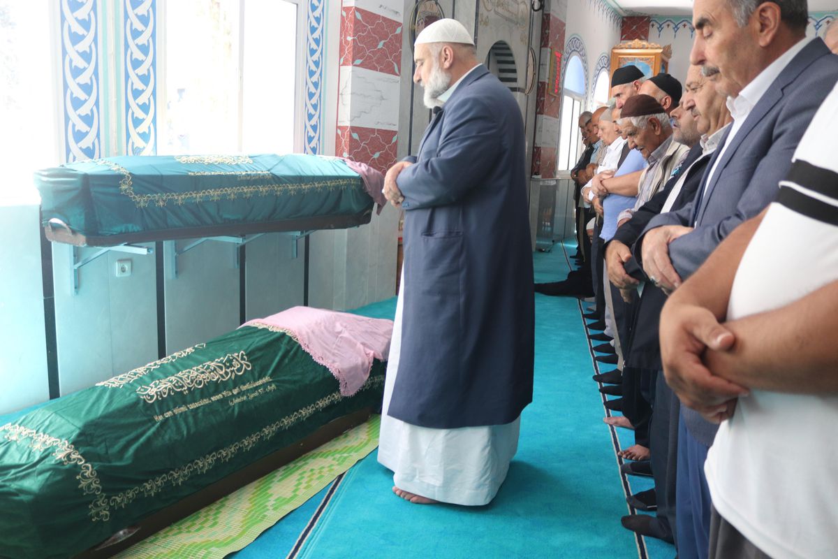 Denizli\'deki otobüs faciasında hayatını kaybeden anne ve kızı İzmir\'de toprağa verildi