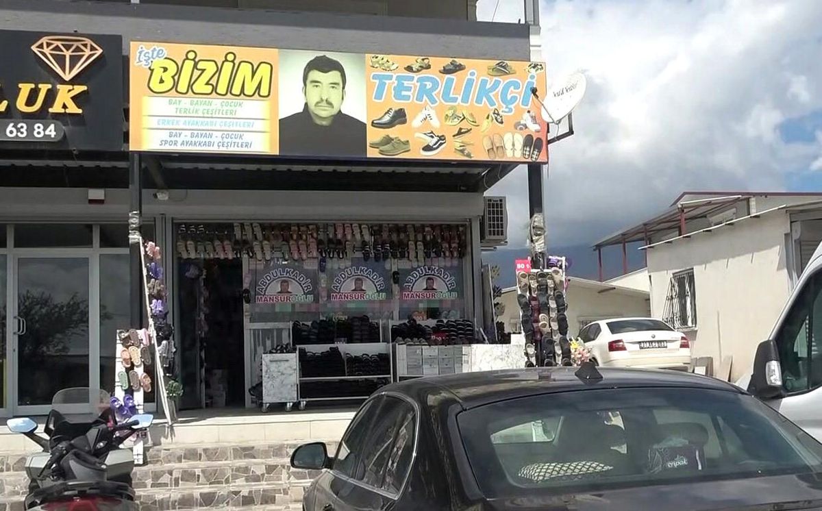 Depremzede Terlikçi Müşterilerini Vesikalıkla Çekiyor