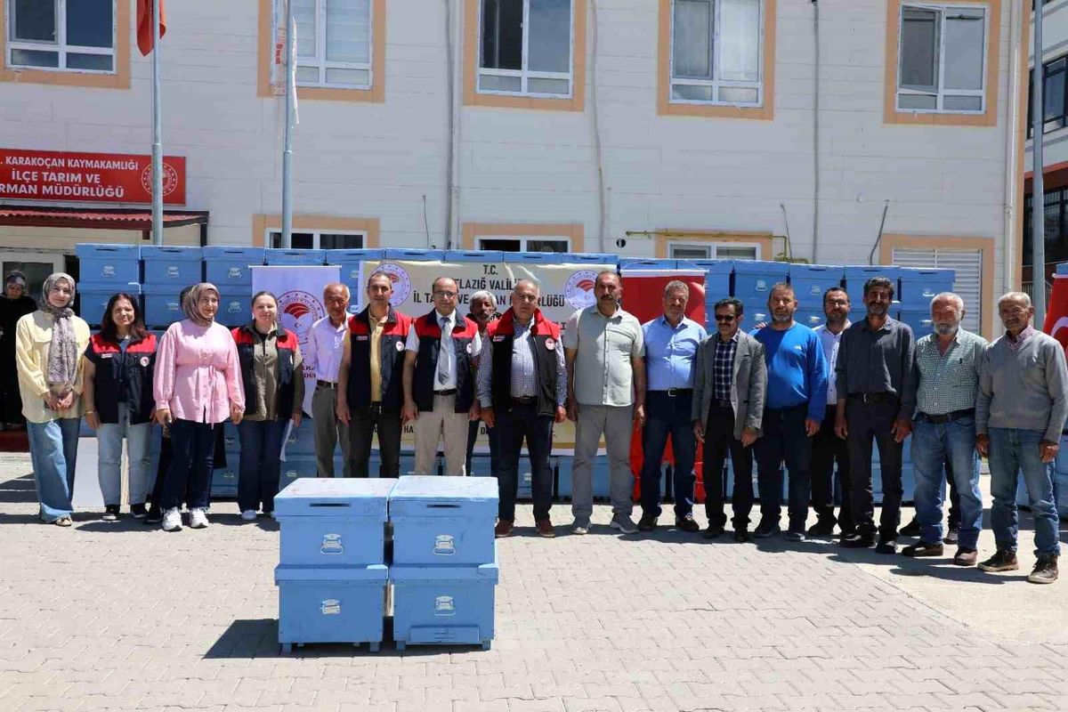 Karakoçan\'da Arı Yetiştiricilerine Kovan Desteği
