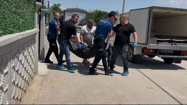 Eşini çocuğunun yanında defalarca bıçaklayarak öldürdü