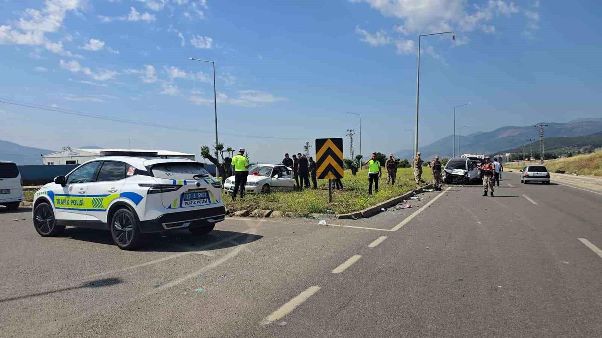 Gaziantep\'te 2 otomobil kavşakta çarpıştı: 1 yaralı