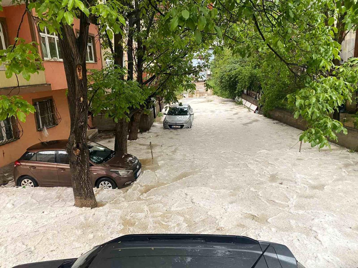 Gümüşhane\'de Dolu ve Sağanak Hayatı Olumsuz Etkiledi