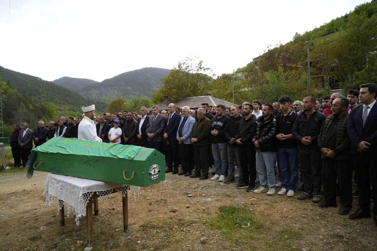 Torul\'da Kadın Cinayeti: Arzu Pekin Toprağa Verildi
