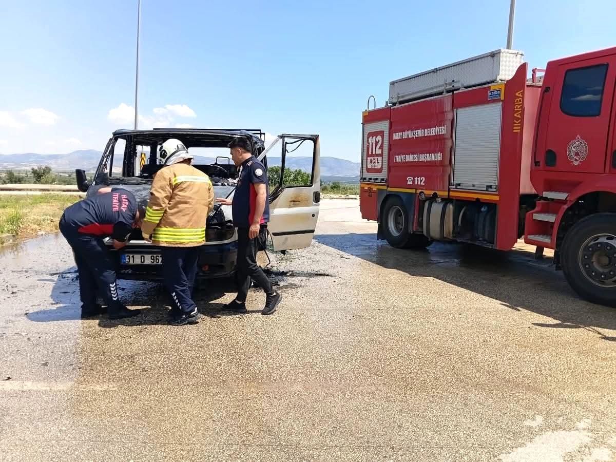 Hatay\'da Minibüs Yangını