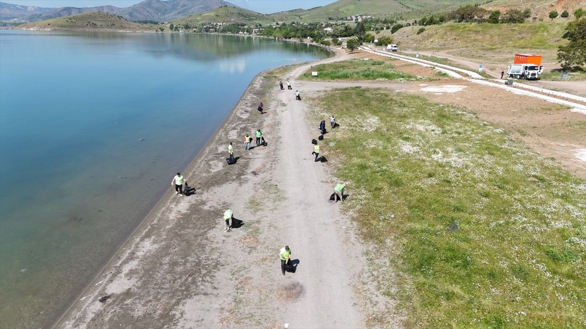 Hazar Gölü\'nde 12 Ton Atık Temizlendi