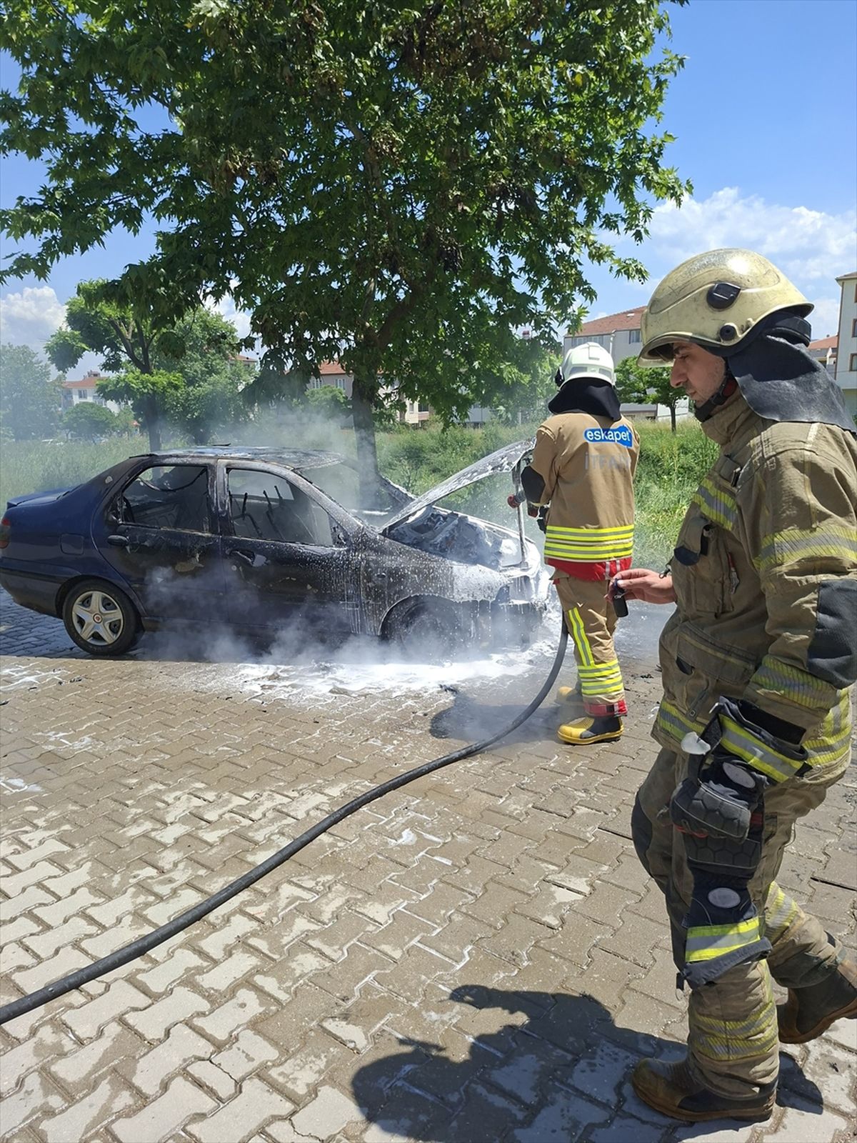 İnegöl\'de Yangın Çıkan Otomobil Kullanılamaz Hale Geldi