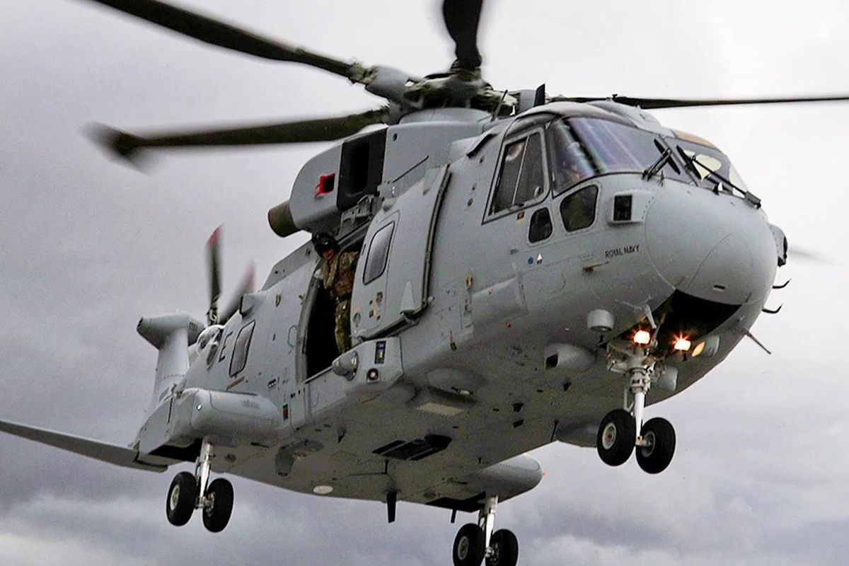 İngiliz Kraliyet Donanması\'na ait helikopter düştü