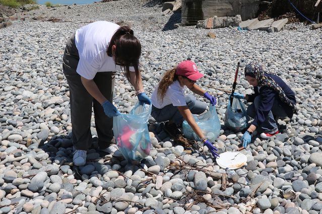Rize'de Çevre Haftası'nda kıyı temizliği