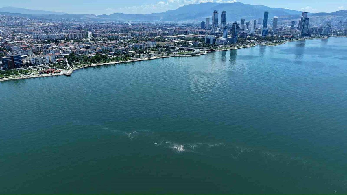 İzmir Körfezi\'nde kirlilik dron ile tespit edildi