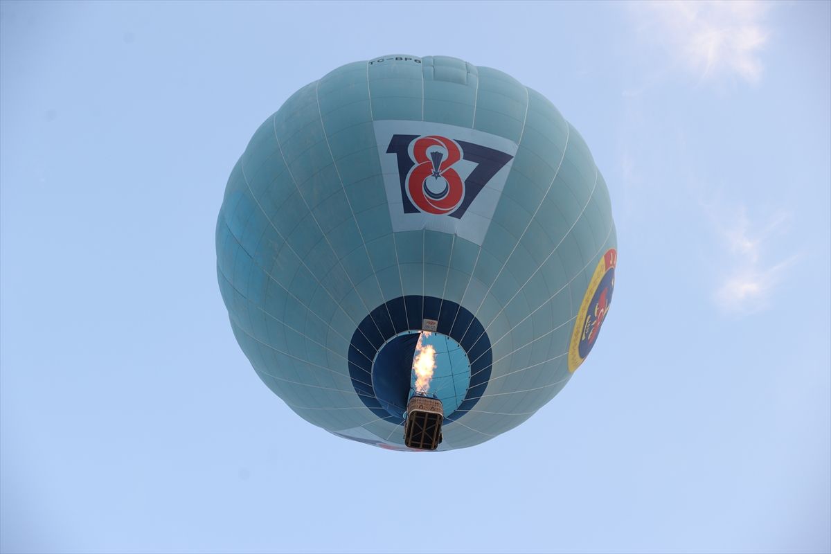 Jandarma Paraşüt Timi Kapadokya\'da Balonla Atladı