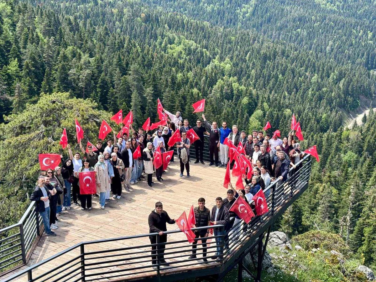 Kastamonu\'da gençlik yürüyüşü: Doğanın tadını çıkardılar