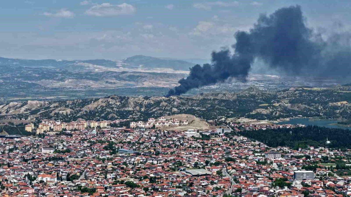 Pamukkale\'de Kauçuk Deposunda Yangın