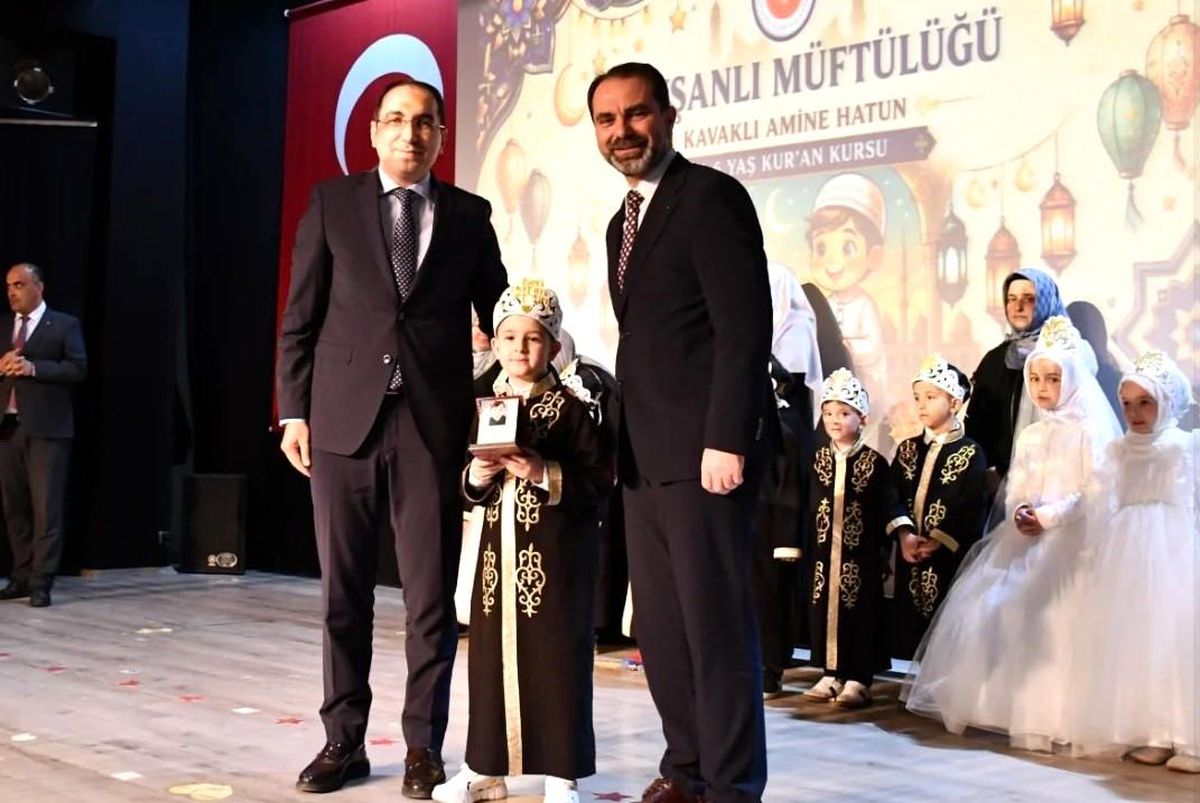 Kur\'an kursunu başlarına taç takarak tamamladılar