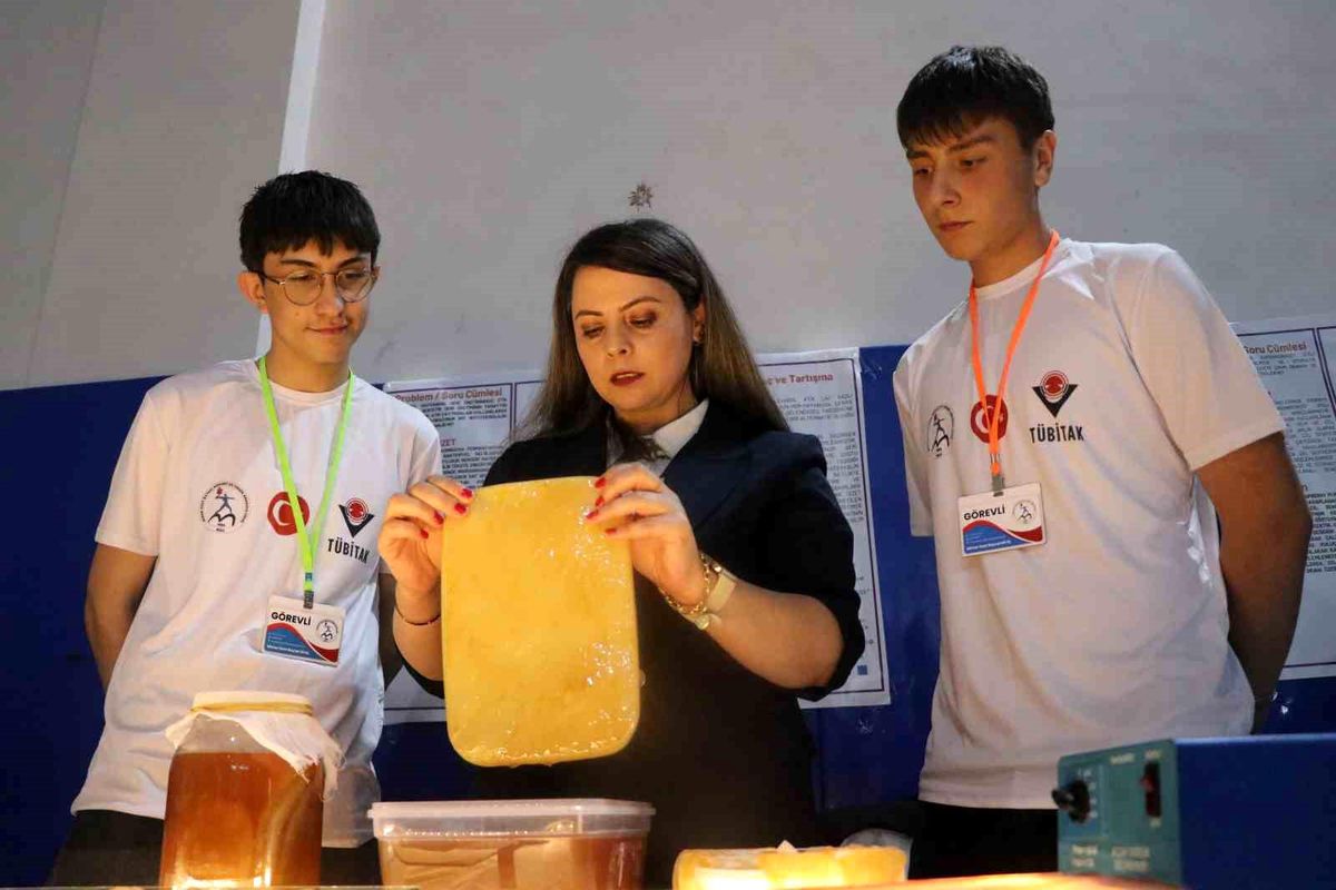 Bolu\'da Öğrencilerden Vegan Deri Üretimi