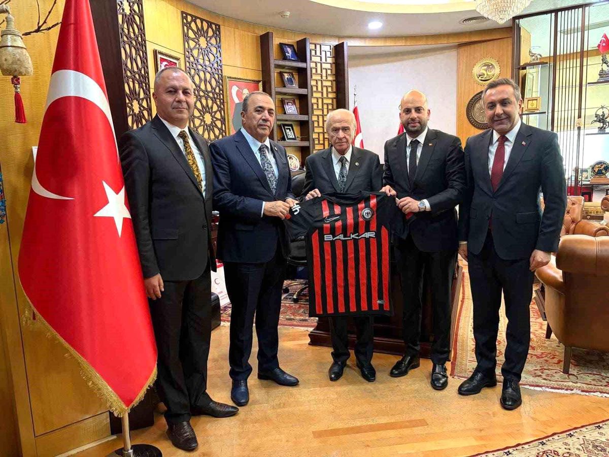 MHP Lideri Bahçeli\'ye Süper Lig\'e yükselen Çorum FK forması hediye edildi