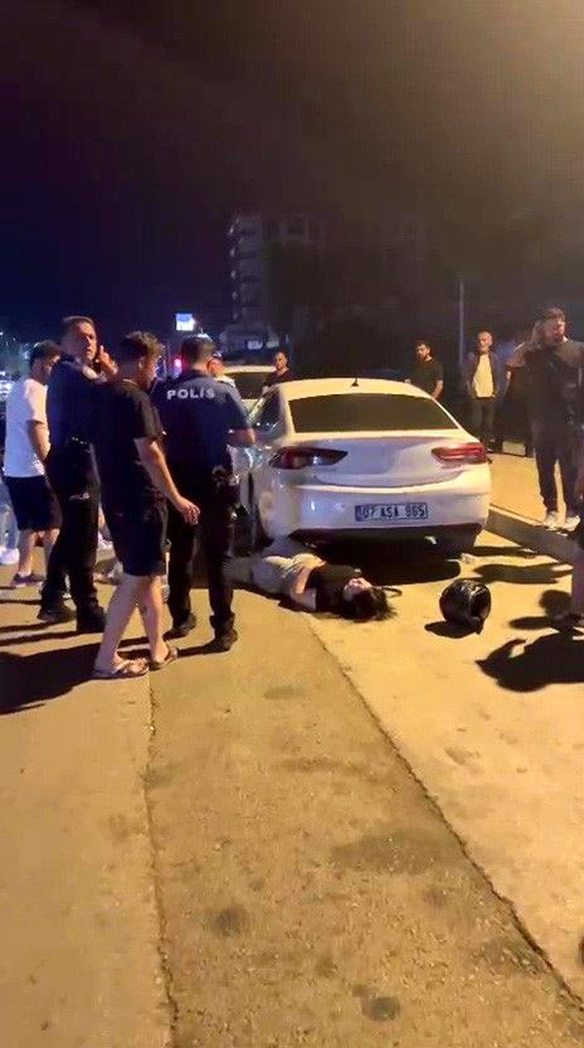 Antalya\'da Motosiklet Kazası: 2 Genç Kız Yaralandı
