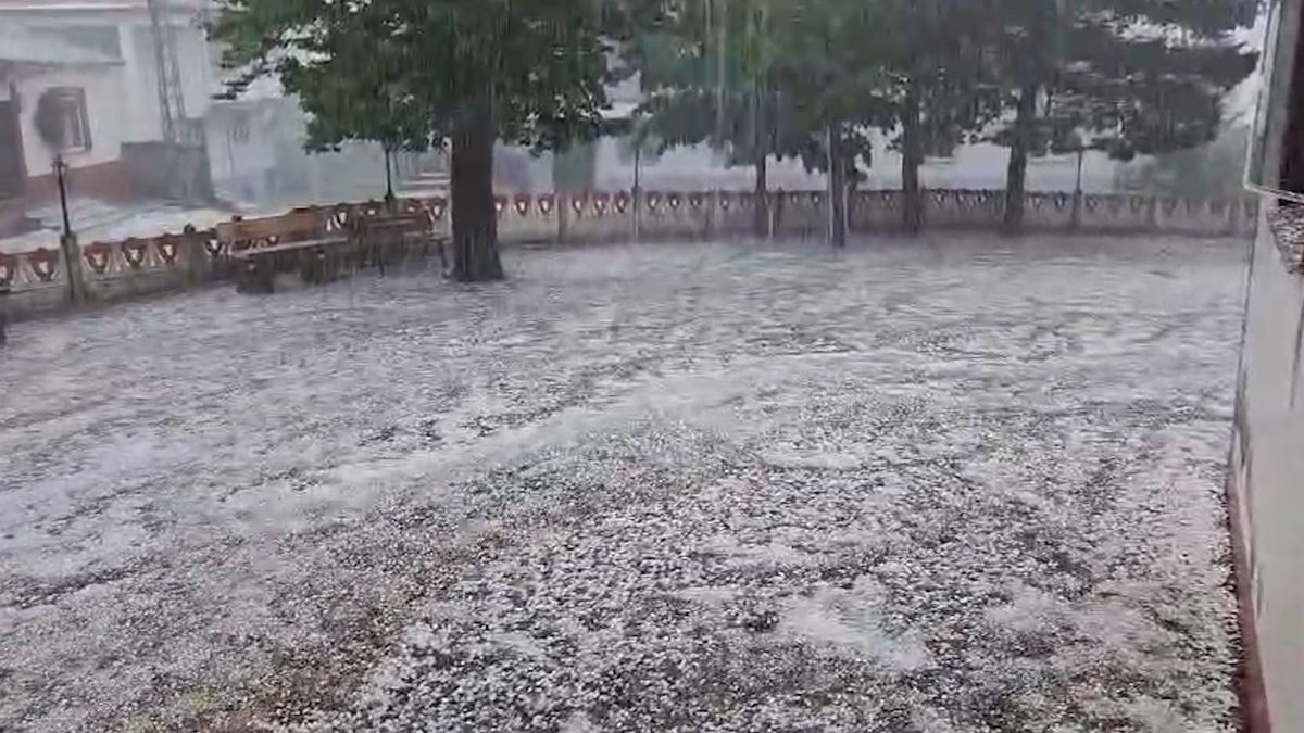 Akkuş\'ta Dolu Yağışı Sokakları Beyaza Bürüdü