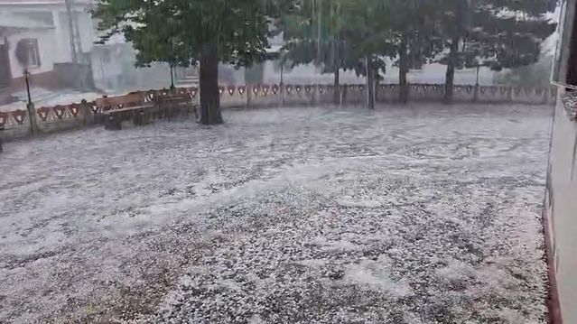 Akkuş'ta Dolu Yağışı Sokakları Beyaza Bürüdü
