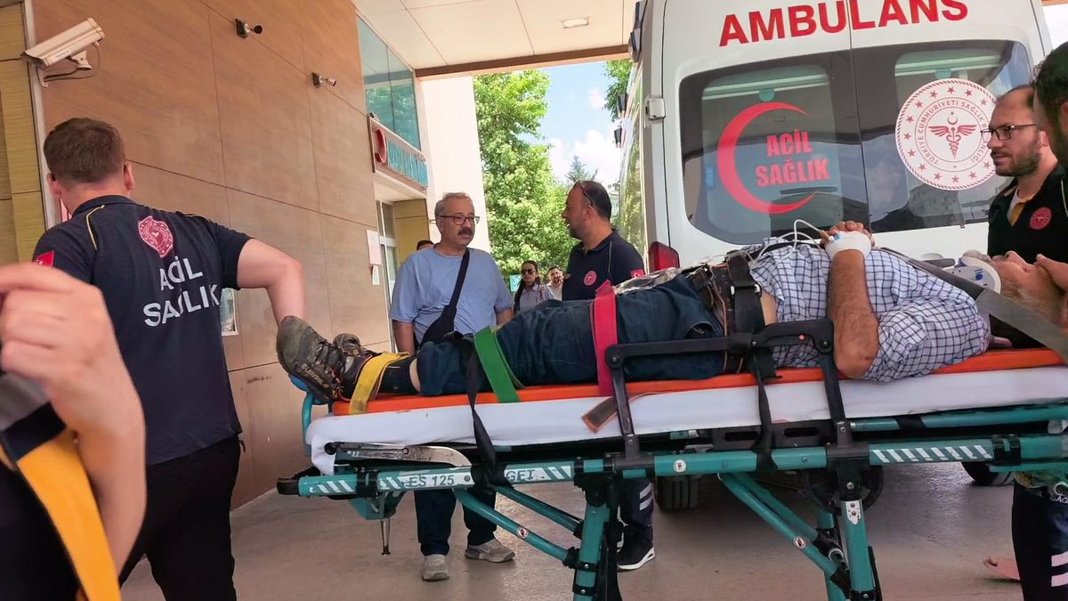 Traktör Devrildi, Zeki Burhan Hayatını Kaybetti