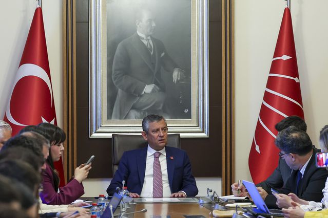 Özgür Özel: 'İkinci bir parti hazır etmek gerekebilir ama CHP'yi bırakmak yok'