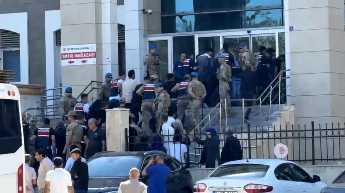 Siverek\'te Uyuşturucu Operasyonu: 65 Gözaltı