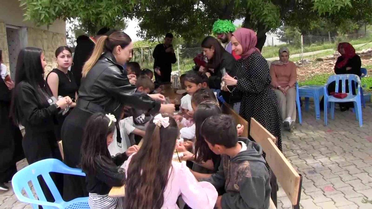 Siirt\'ten Gönüllü Öğrencilerden Okula Destek