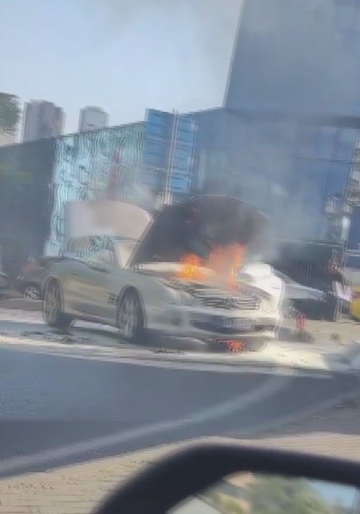 Şişli\'de Seyir Halindeki Araçta Yangın