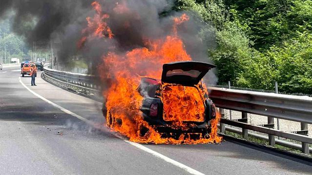 Bolu'da Yangın: Otomobil Kullanılamaz Hale Geldi