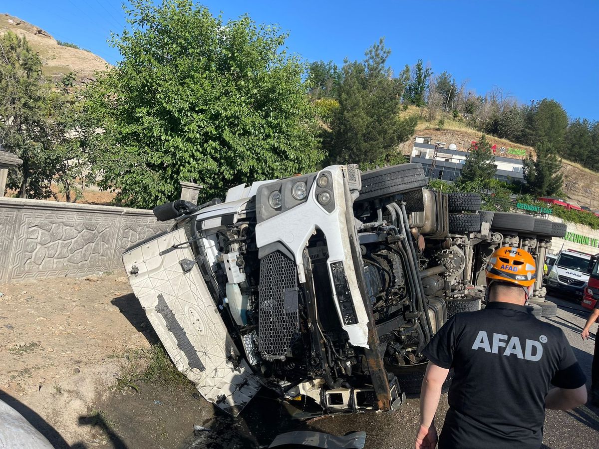 Siirt\'te TIR ve Otomobil Çarpıştı: 4 Yaralı