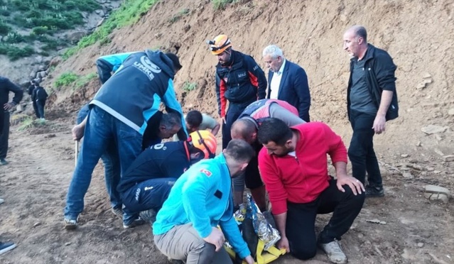 Yüksekova'da Kayalıklardan Düşen Kişi Kurtarıldı