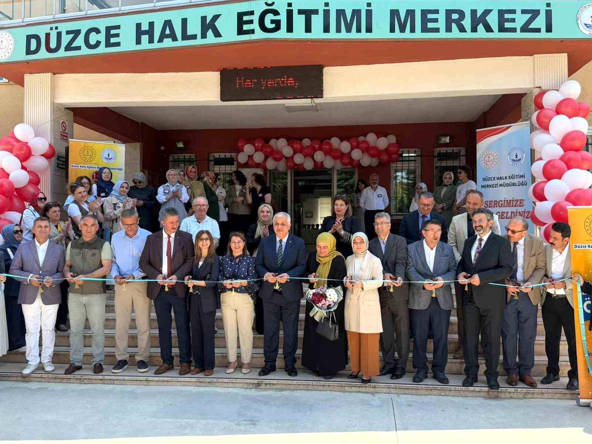 Düzce\'de Yıl Sonu Sergisi Açıldı