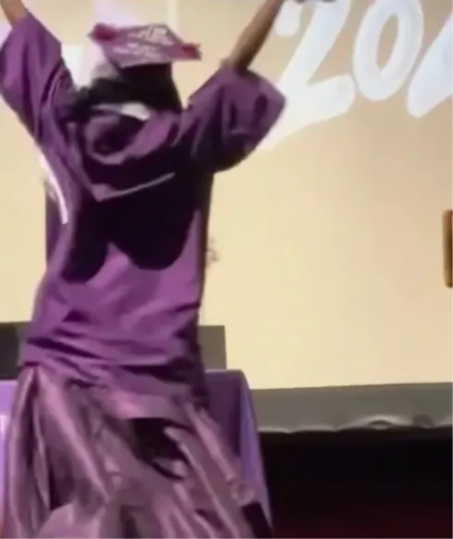 Mezuniyet töreninde kalça dansı yapan kız öğrencinin diplomasına el konuldu